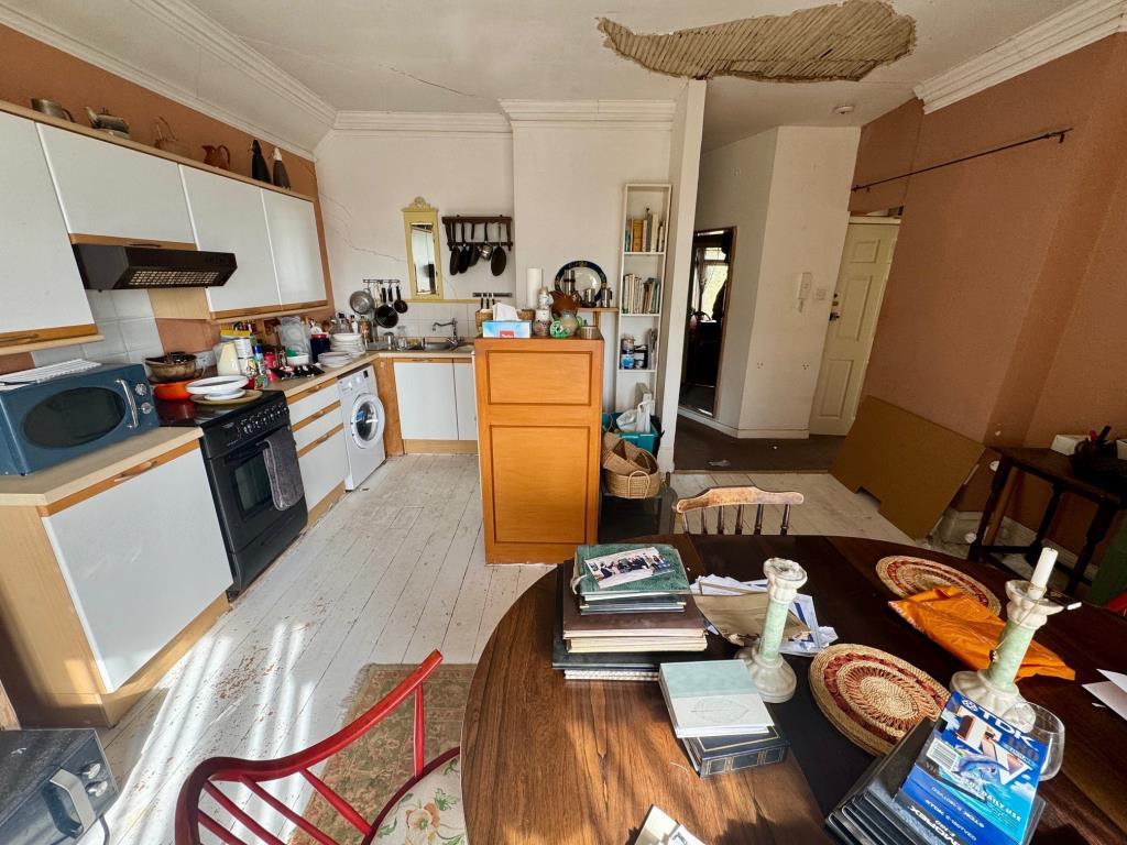Lot: 159 - FIRST FLOOR FLAT FOR IMPROVEMENT WITH SEA VIEWS - Kitchen - dining room